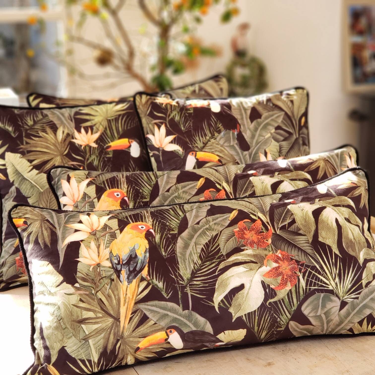 Coussins en Velours Fond Noir Imprimé Végétal, Cadeau Pour La Saint Valentin. Trois Tailles 62 X 32 