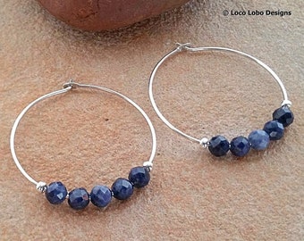 Sterling Silver Sapphire Hoop Boucles d'oreilles Simple Saphir Gemstone Beaded Hoops Minimalist 1" Hoop Boucles d'oreilles Bijoux de mariage faits à la main Cadeau