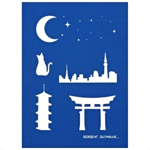 Peut inclure: Un fond bleu avec des silhouettes blanches d'un chat regardant une lune croissante, une ville, une pagode et une porte torii. Le texte "SERGENT GUIMAUVE..." est en bas de l'image.