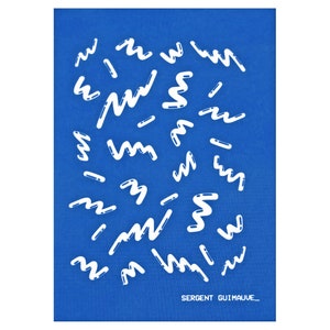Könnte beinhalten: Ein blauer Hintergrund mit weißen, geschwungenen Linien und dem Text "SERGENT GUIMAUVE_" am unteren Rand.