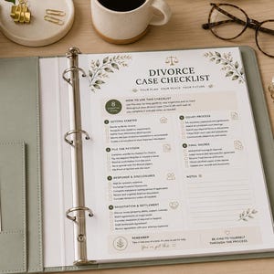 Peut inclure: Un classeur vert clair ouvert avec une liste de contrôle intitulée "Divorce Case Checklist". La liste comprend des sections pour commencer, déposer la requête et le processus judiciaire. Une petite carte indique "You're stronger than you think".
