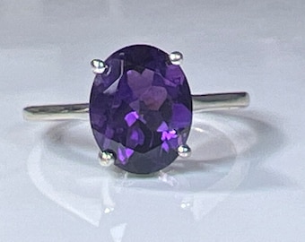 Anillo vintage de amatista púrpura en oro blanco de 10 quilates