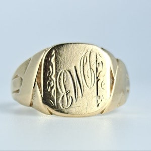 Antique Gold Signet Ring in 9K Yellow Gold Art Deco Era