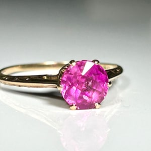 Antik katedralmonterad rund rosa safir solitärring i 10K gult guld från den edwardianska eran