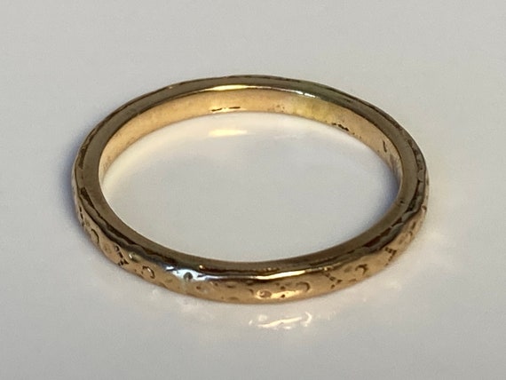 Art Deco Engraved 14K Yellow Gold Band - image 2