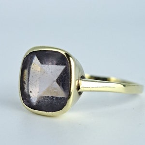 Anillo victoriano de amatista con montura de bisel y talla cojín en oro amarillo de 14 quilates