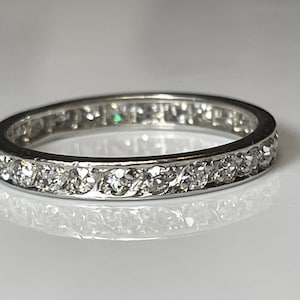 Art Déco Platinum Mine Cut Diamond Eternity Band com gravação