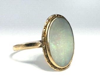 Anillo antiguo de ópalo grande con montura de bisel en oro amarillo de 14 quilates, de la época eduardiana.