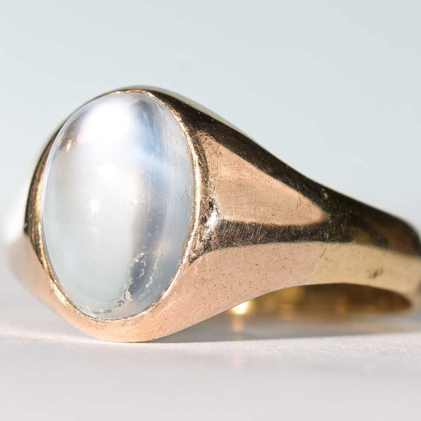 Vintage Natural Moonstone Ring in 9K Yellow Gold