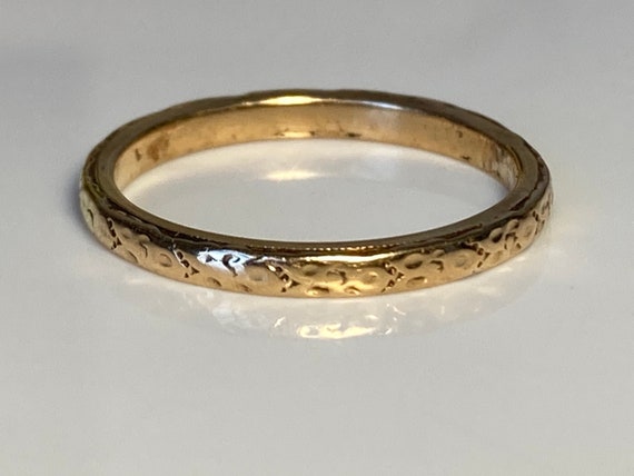 Art Deco Engraved 14K Yellow Gold Band - image 9