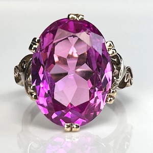 Edwardian Low Rise Oval Cut Pink Sapphire in Yellow Gold