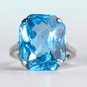 Art Deco Aquamarine Ring in 18K White Gold Filigree circa 1920s