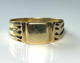 Antique Gold Signet Ring in 14K Yellow Gold