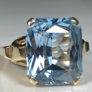 Antique Blue Rock Crystal Quartz Ring in Yellow Gold