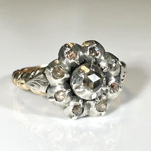 Anel antigo georgiano com cravação de margaridas em diamantes lapidados em rosa, em ouro amarelo 14K.