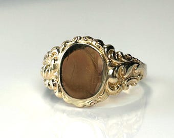 Antique Gold Signet Ring in 14K Yellow Gold