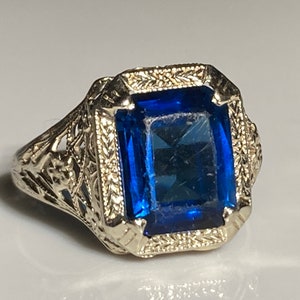 Anello antico Art Déco con zaffiro in filigrana d&#39;oro bianco 14K, circa anni &#39;20