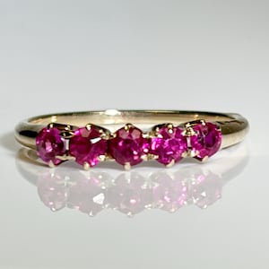 Anillo antiguo de rubí de talle bajo en oro amarillo de 14 quilates, estilo victoriano.