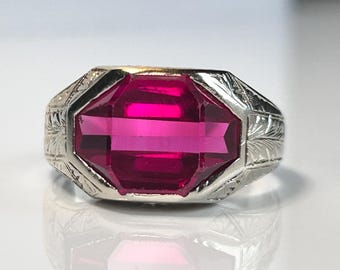 Art-deco platgeslepen robijnring van 14 kt witgoud
