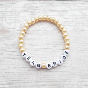 Bracelet de mariée d'équipe, remplisseur de sac de bachelorette, faveur de tribu de mariée, bijoux de poule, bijoux de fête de poule, mariée pour être des sacs-cadeaux, nuit de poule