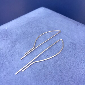 Aros de enhebrado, pendientes art déco, aros de enhebrado dorados, pendientes minimalistas, modernos, pendientes largos dorados, joyas geométricas, geométricos, Simone