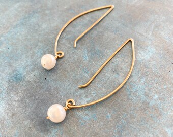 Modern pearl threader earrings, pearl drop earrings, gold and pearl, pearl dangle, baroque pearl drop, white pearl, unique pearl, gift