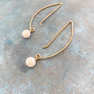 Modern pearl threader earrings, pearl drop earrings, gold and pearl, pearl dangle, baroque pearl drop, white pearl, unique pearl, gift