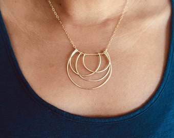 Art Deco-halsband med guldfyllning: Geometriskt överlappande cirklar-hänge, 45 cm