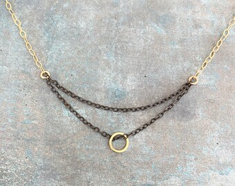 Collar de metales mixtos, plata de ley oxidada y chapado en oro, colgante circular