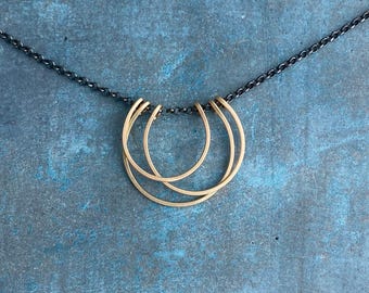 Collar de metales mixtos, colgante circular: oro laminado de 14k y plata oxidada, collar hecho a mano para uso diario, joyería moderna.