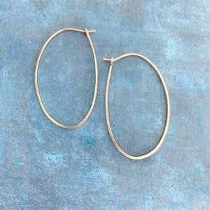 Créoles ovales remplies d&#39;or, créoles ovales de 5 cm de long, créoles martelées, légères, modernes, faites main, cadeau pour elle, créoles de tous les jours, cadeau pour femme