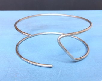 Pulsera ajustable tipo brazalete, plata de ley reciclada: brazalete geométrico de alambre, joyería contemporánea, hecha en California.
