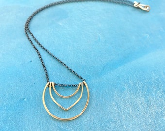Collar de metal mixto: colgante de oro con cadena rolo de plata de ley oxidada