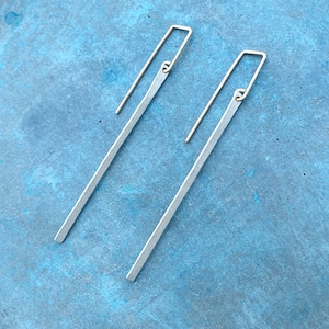 Moderne staafoorbellen, lange staafoorbellen, gemengd metaal, edgy oorbellen, minimaal, zilver en goud, stokoorbellen, cadeau voor haar, veelzijdig