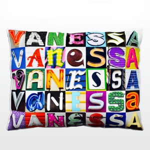 Oreiller personnalisé avec VANESSA dans les photos des lettres de signe ; Coussins de canapé personnalisés; Oreillers colorés; Oreiller photo; Oreillers de sofa