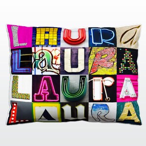 Oreiller personnalisé avec LAURA dans les photos de lettres de signe; Coussins de canapé personnalisés; Oreillers colorés; Oreiller photo; Oreillers de sofa