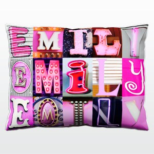 Oreiller personnalisé avec EMILY dans les photos de lettres de signe PINK; Coussins de canapé personnalisés; Oreillers colorés; Oreiller photo; Oreillers de sofa