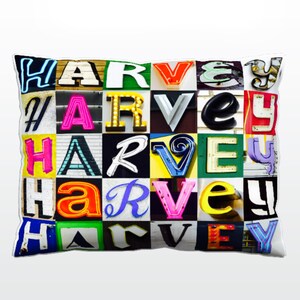 Oreiller personnalisé avec HARVEY dans les photos de lettres de signe ; Coussins de canapé personnalisés; Oreillers colorés; Oreiller photo; Oreillers de sofa