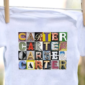 実際の看板の文字の写真で紹介されたCARTERという名前をあしらったパーソナライズされたベビーボディスーツ。ベビーギフト。ベビーシャワー