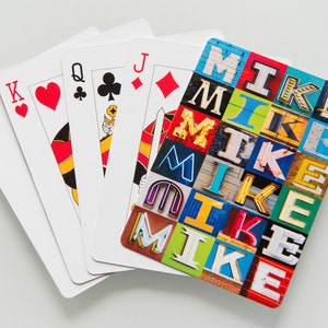 実際の看板の写真から文字でMIKEという名前を記したパーソナライズされたトランプ、トランプ、ポーカー、トランプ