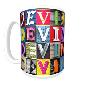 Può includere: Tazza in ceramica bianca con un design colorato che presenta il nome "Devin" scritto in diversi caratteri e colori.
