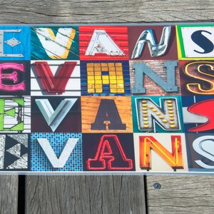 以下が含まれることがあります： 様々なフォントとスタイルで「EVANS」という名前を綴る、カラフルな文字のコラージュ。各文字は、レンガの壁、金属製の看板、ネオンライトなど、異なる画像で構成されています。