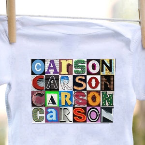 Body de bebé personalizado con el nombre CARSON mostrado en fotos de letras de signos reales; Regalo del bebé; baby shower