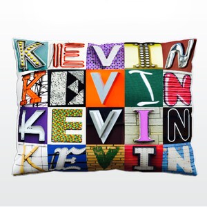Oreiller personnalisé avec KEVIN dans les photos des lettres de signe ; Coussins de canapé personnalisés; Oreillers colorés; Oreiller photo; Oreillers de sofa