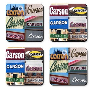 Puede incluir: Cuatro posavasos cuadrados con un collage de letreros vintage con la palabra "Carson" en diferentes fuentes y colores. Los letreros son una mezcla de rojo, azul, amarillo y blanco.