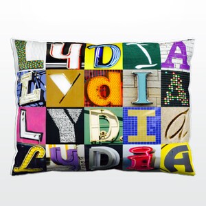 Oreiller personnalisé avec LYDIA dans les photos de lettres de signe; Coussins de canapé personnalisés; Oreillers colorés; Oreiller photo; Oreillers de sofa