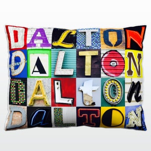 Oreiller personnalisé avec DALTON dans les photos de lettres de signe; Coussins de canapé personnalisés; Oreillers colorés; Oreiller photo; Oreillers de sofa