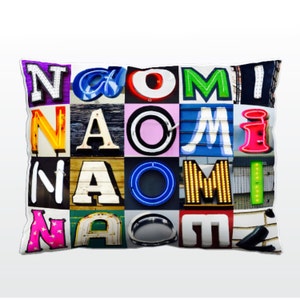 Oreiller personnalisé avec NAOMI dans les photos de lettres de signe; Coussins de canapé personnalisés; Oreillers colorés; Oreiller photo; Oreillers de sofa