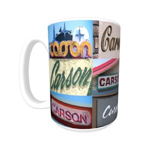 Puede incluir: Taza de café de cerámica blanca con un collage de diferentes letreros con la palabra "Carson" en varias fuentes y colores.