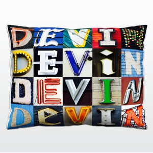 Può includere: Un cuscino con il nome "DEVIN" scritto in lettere colorate. Ogni lettera è composta da un'immagine diversa, come una insegna al neon, un muro di mattoni o un'insegna in metallo.